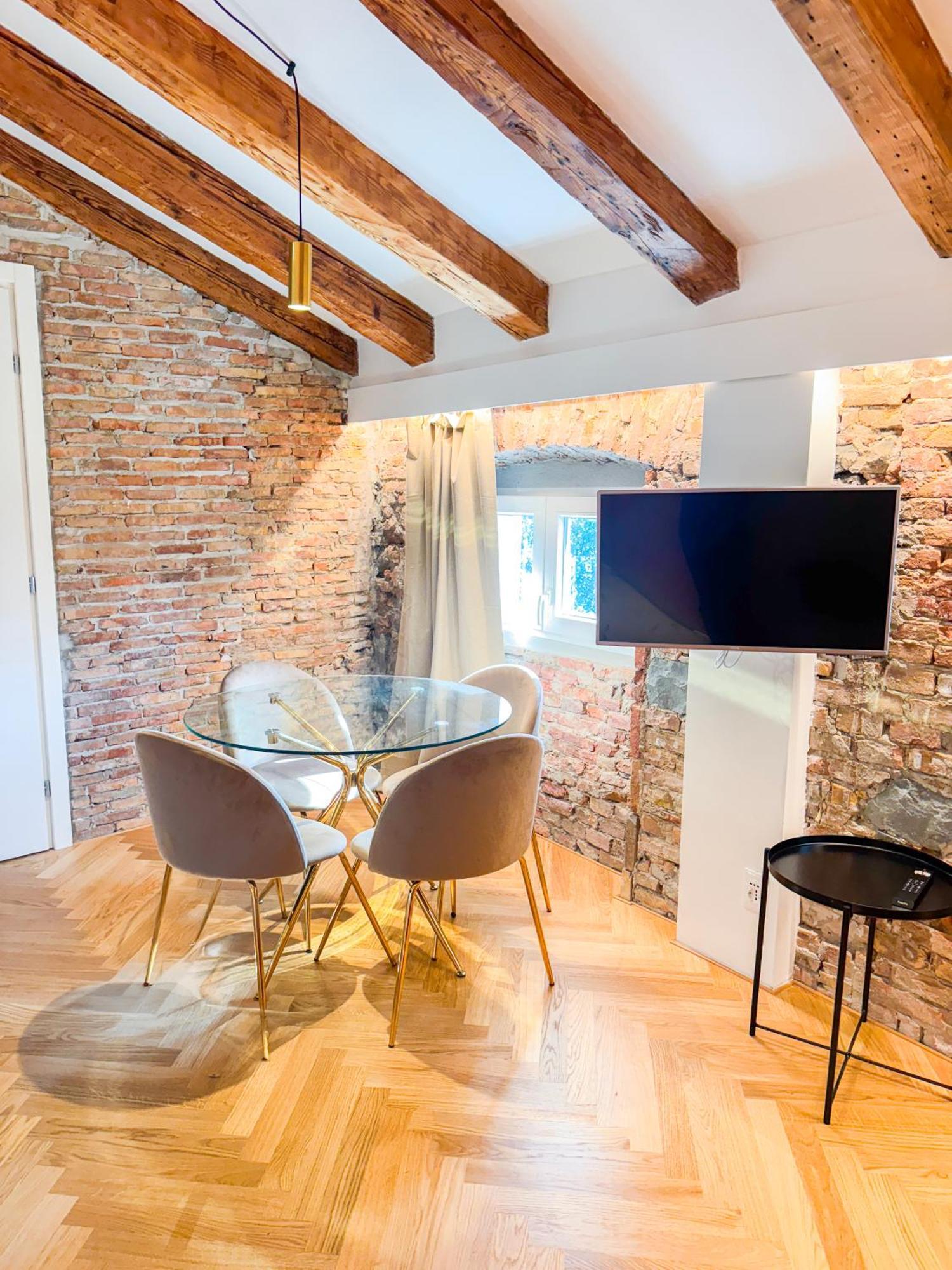 Boulevard Apartment *
